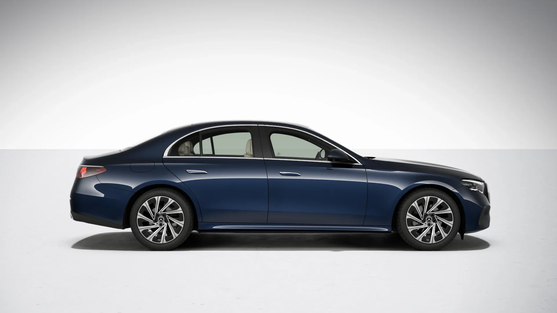 Mercedes-Benz E 220 d 4MATIC Sedan - zdjęcie 3