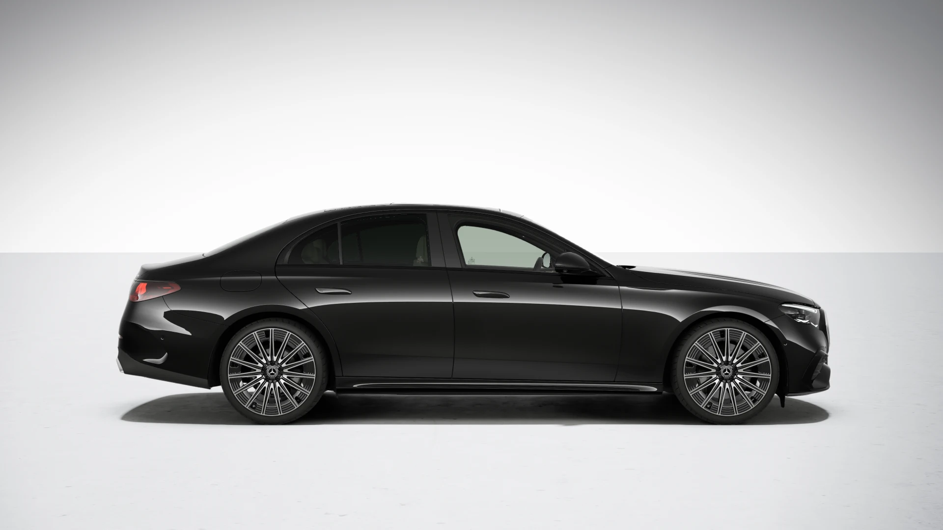 Mercedes-Benz E 220 d 4MATIC Sedan - zdjęcie 4