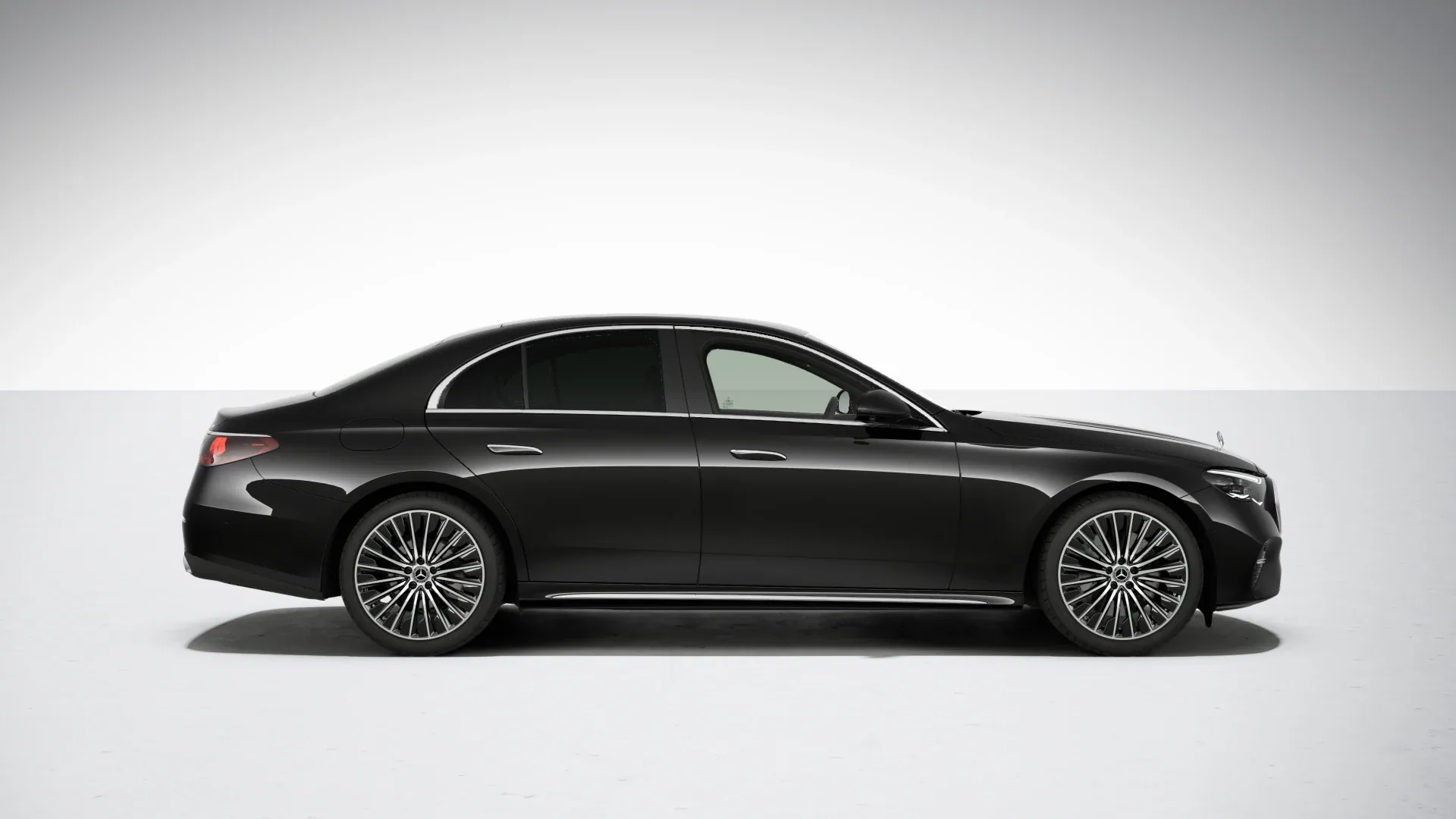 Mercedes-Benz E 220 d 4MATIC Sedan - zdjęcie 3