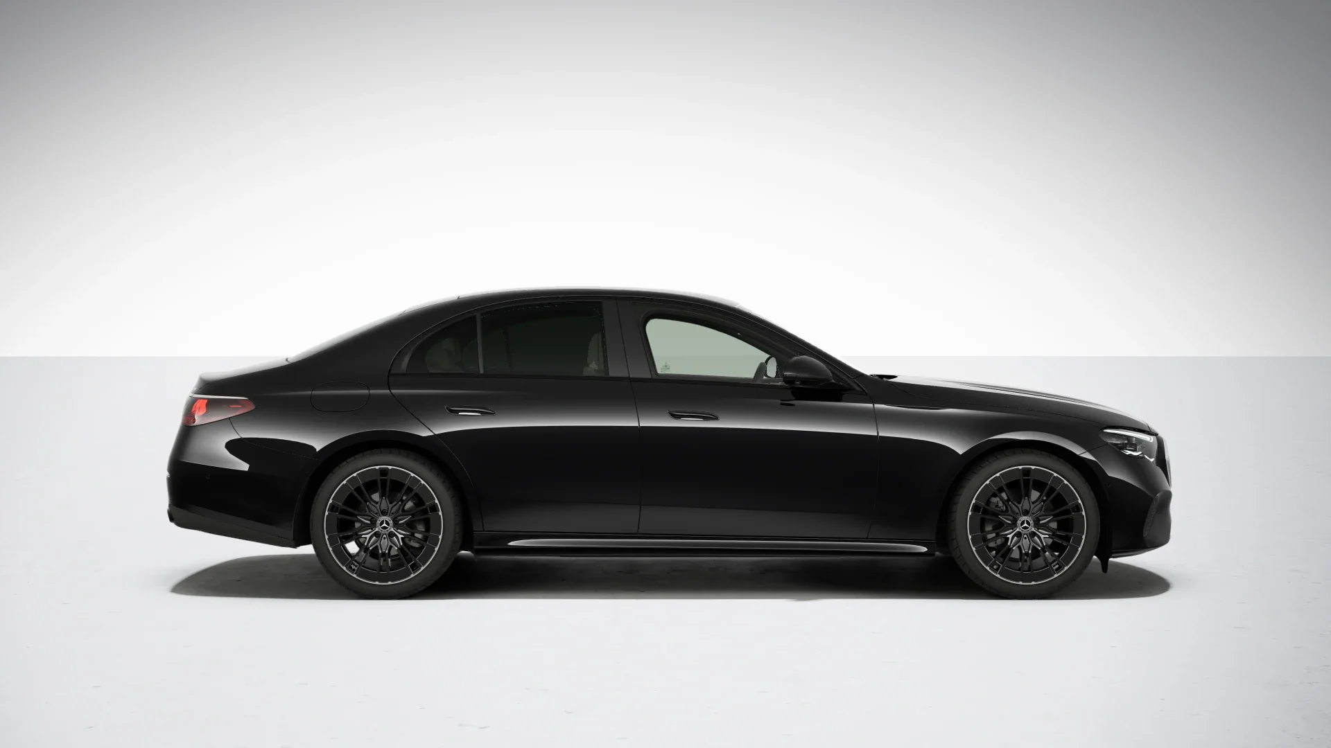 Mercedes-Benz E 220 d 4MATIC Sedan - zdjęcie 3